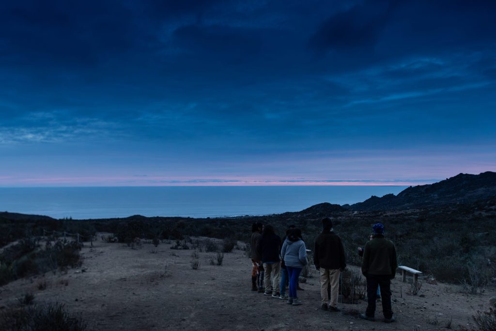 Grupo caminando por el sendero al atardecer