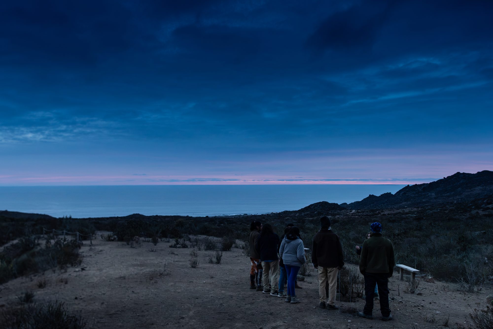 Grupo caminando por el sendero al atardecer