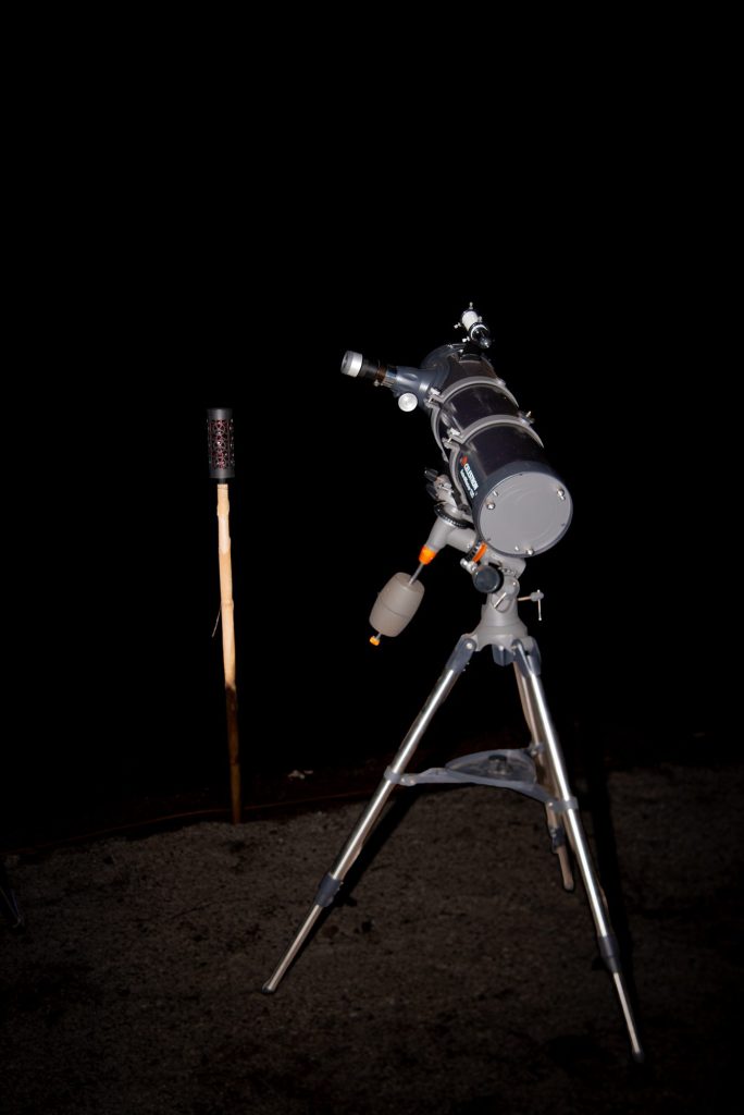 Telescopio bajo el cielo nocturno