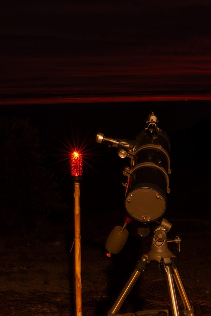 Telescopio con luz roja para observación