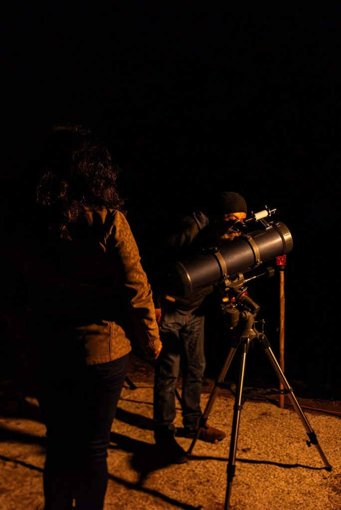 Visitantes observando por el telescopio